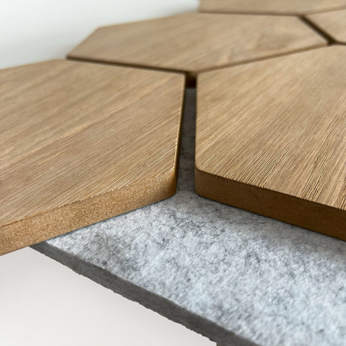 Hexagonpaneel Natur Eiche mit grauem Filz 81CM | Akustik | Wanddekoration | Sechseck-Form