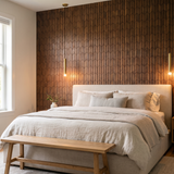 Crimson Smoked Brown dekoratives Holz-Wandpaneel hinter dem Bett im Schlafzimmer