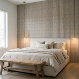 Crimson Pearl White dekoratives Holz-Wandpaneel hinter dem Bett im Schlafzimmer